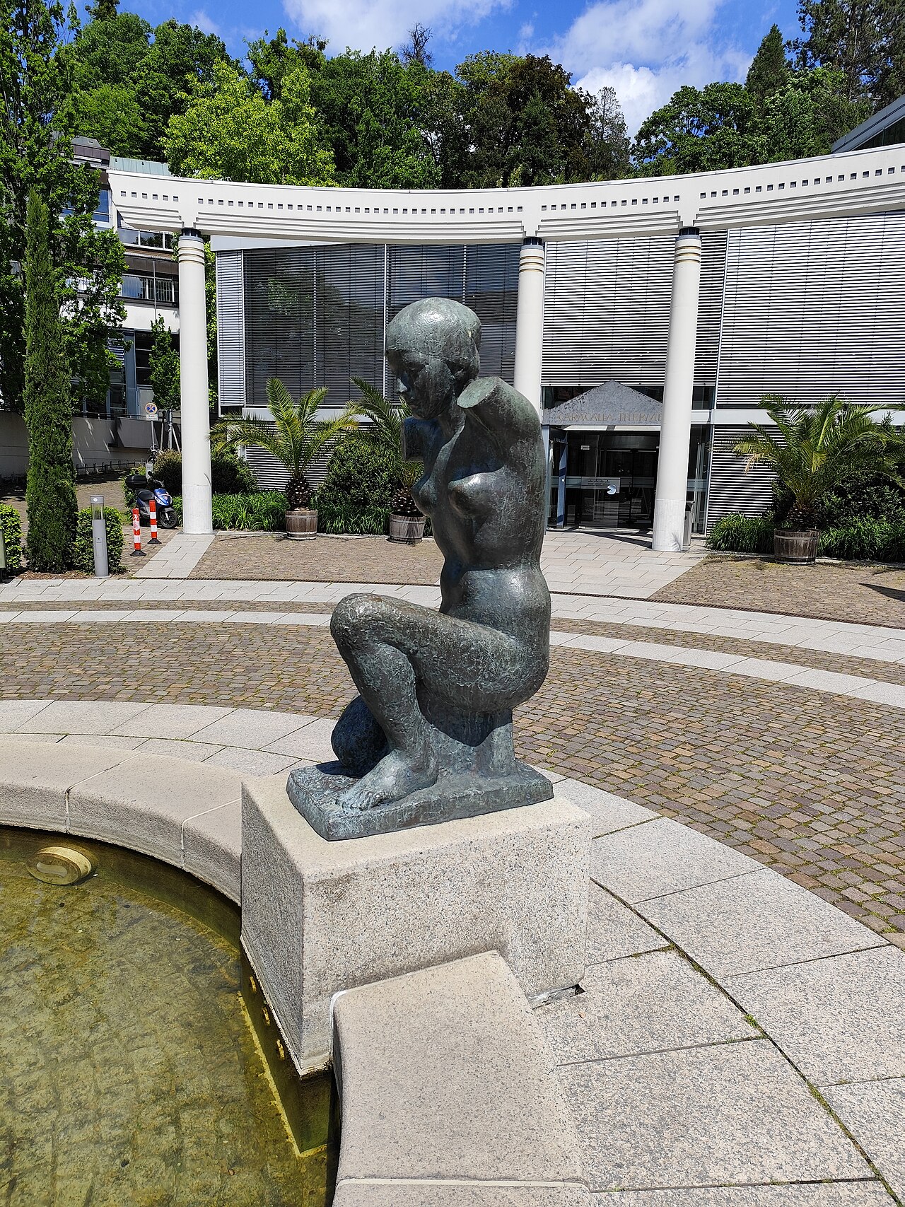 Skulptur Kniende (Ludwig Kasper) in Baden-Baden