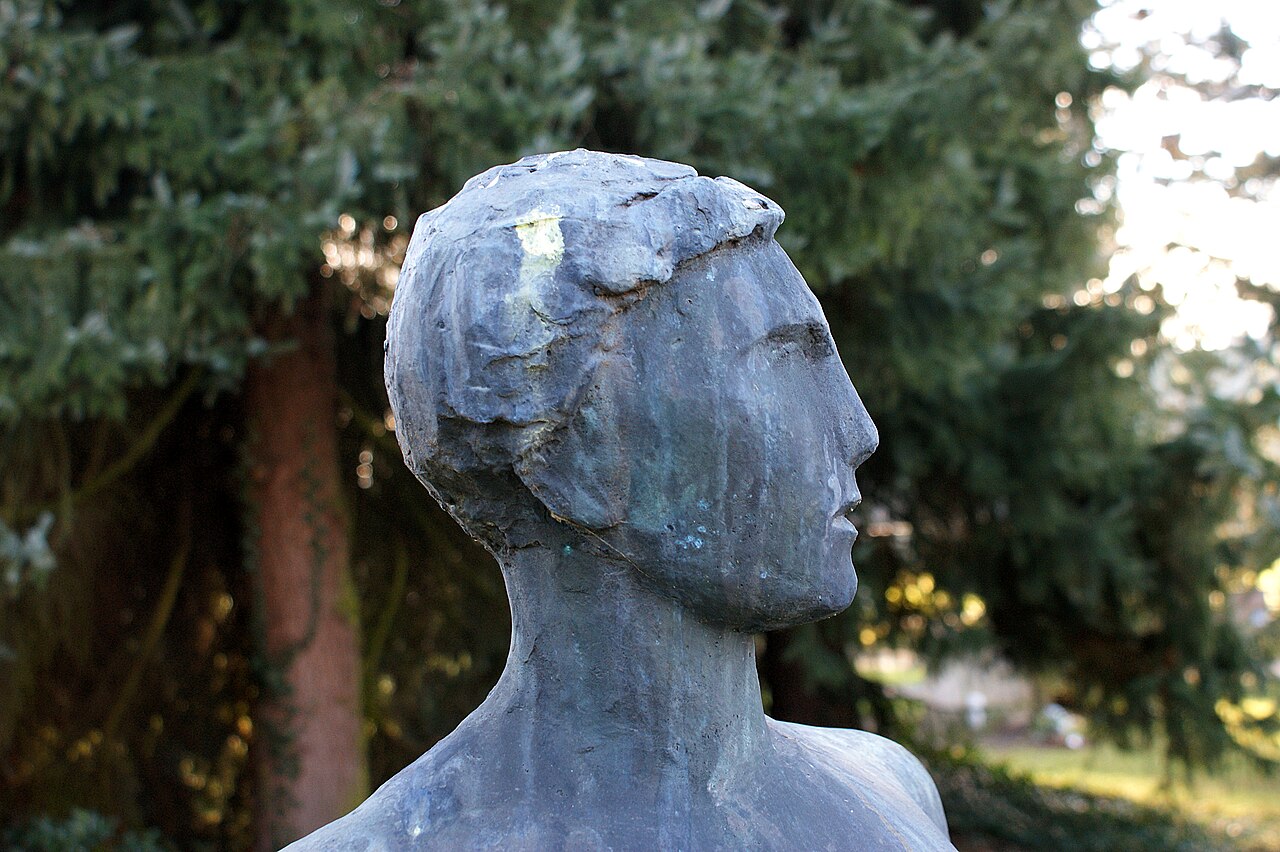 Detail Kopfprofil der Bronzeplastik Kniender Jüngling (Gustave Piguet 1972)