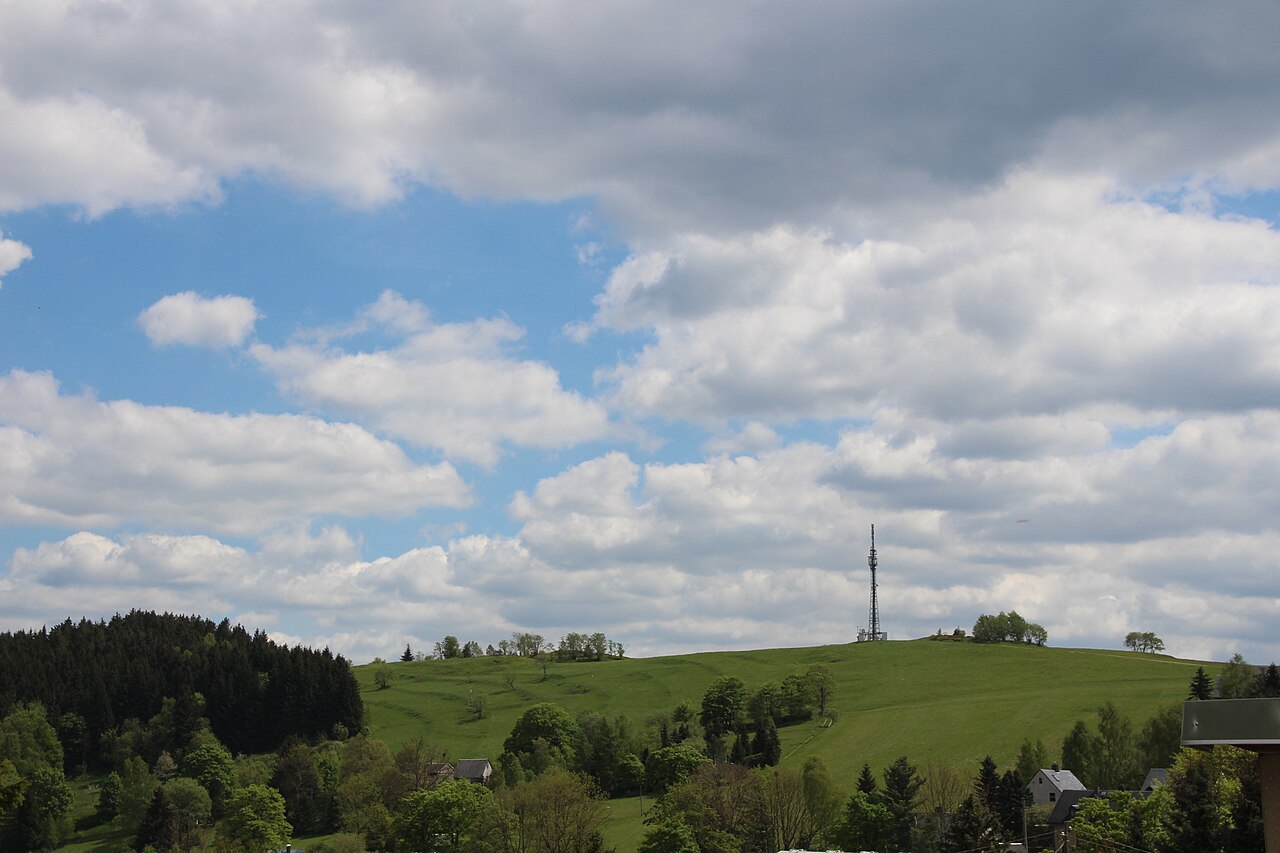 Der Knock (725,5 Meter) ist ein nur östlich des Gipfels am Nord- und am Südhang teilweise bewaldeter Berg in Schönheide