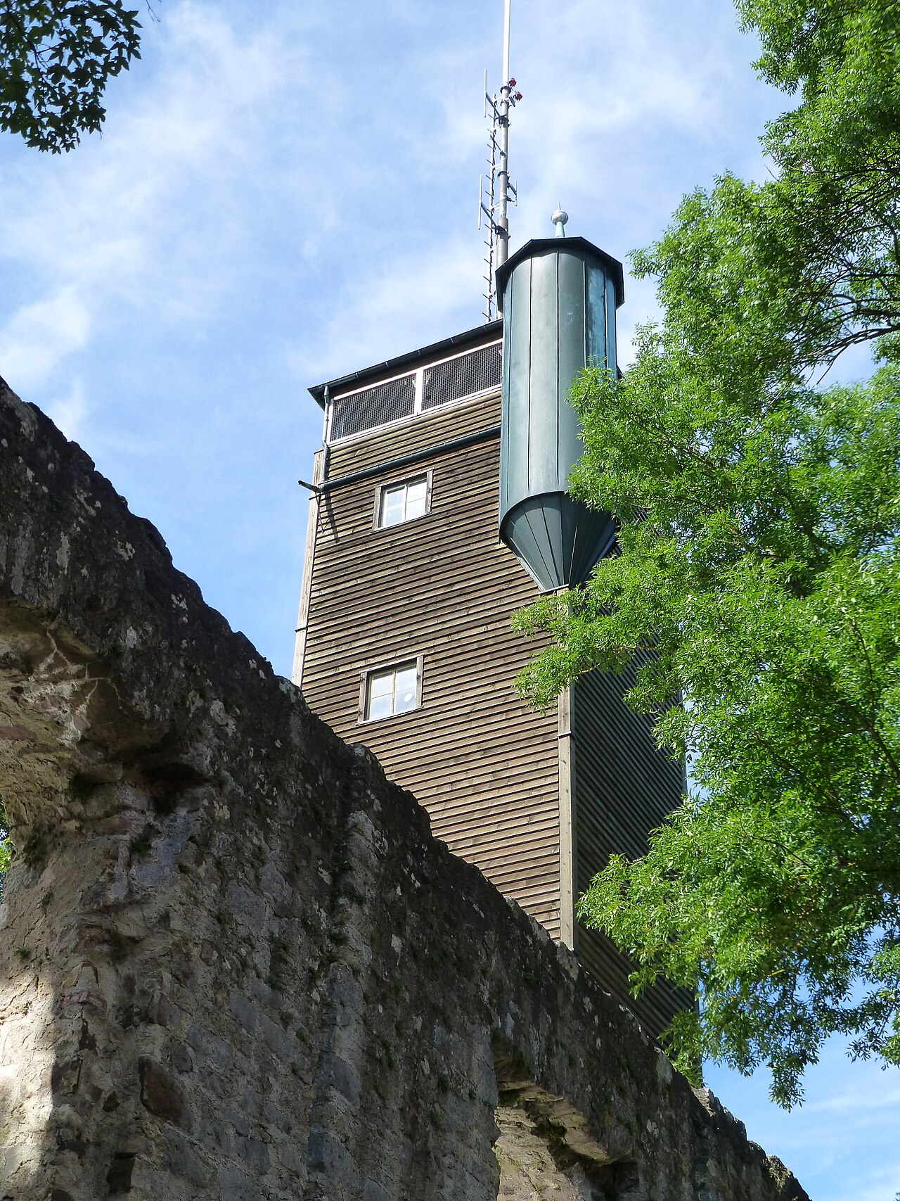 Einkornturm mit Mauer der Kirchenruine und Scharwachtturm