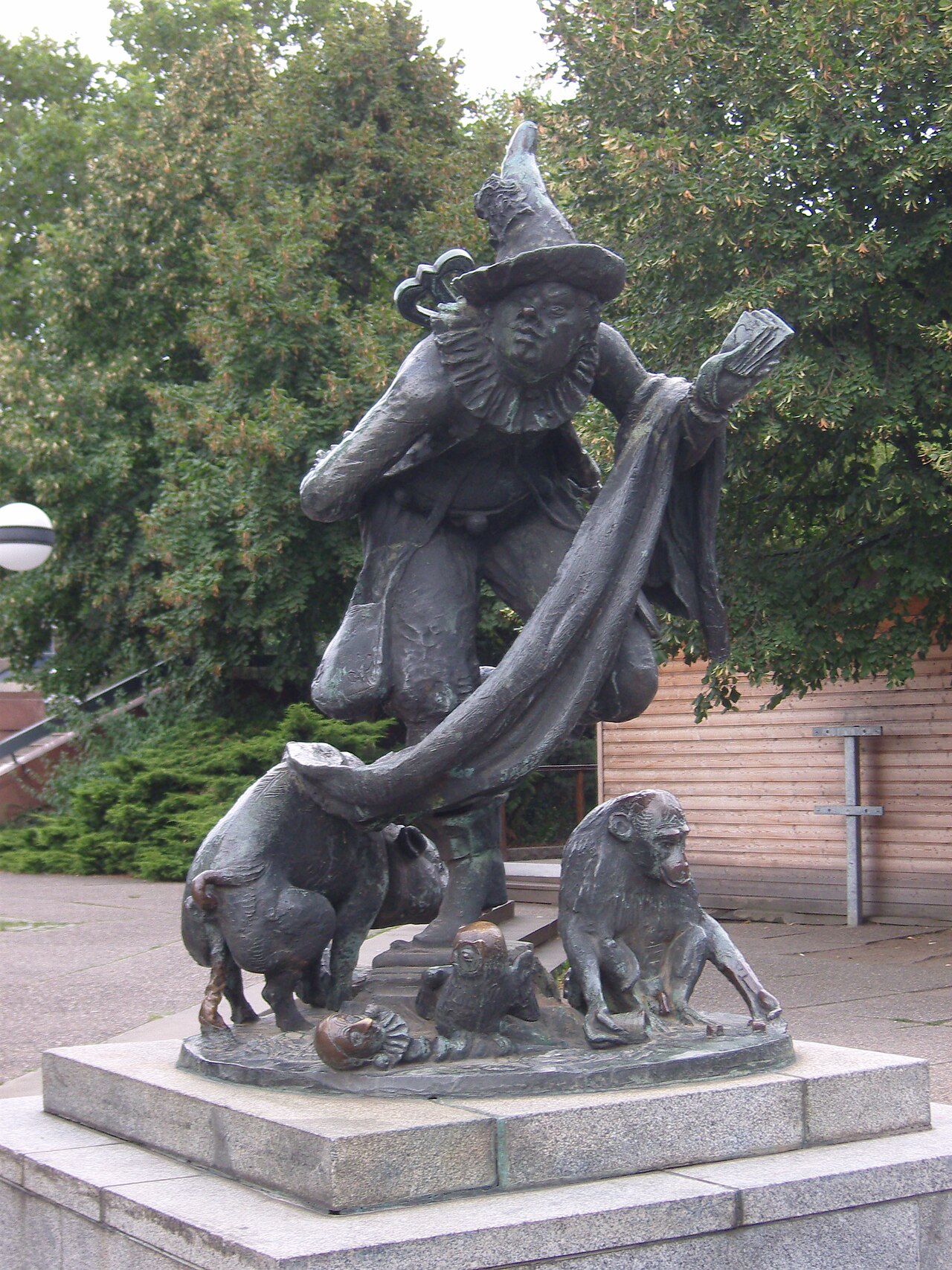 Bronzeplastik des Künstlers Heinrich Apel, die den Hofnarren Joseph Fröhlich darstellt, Elbufer in Dresden