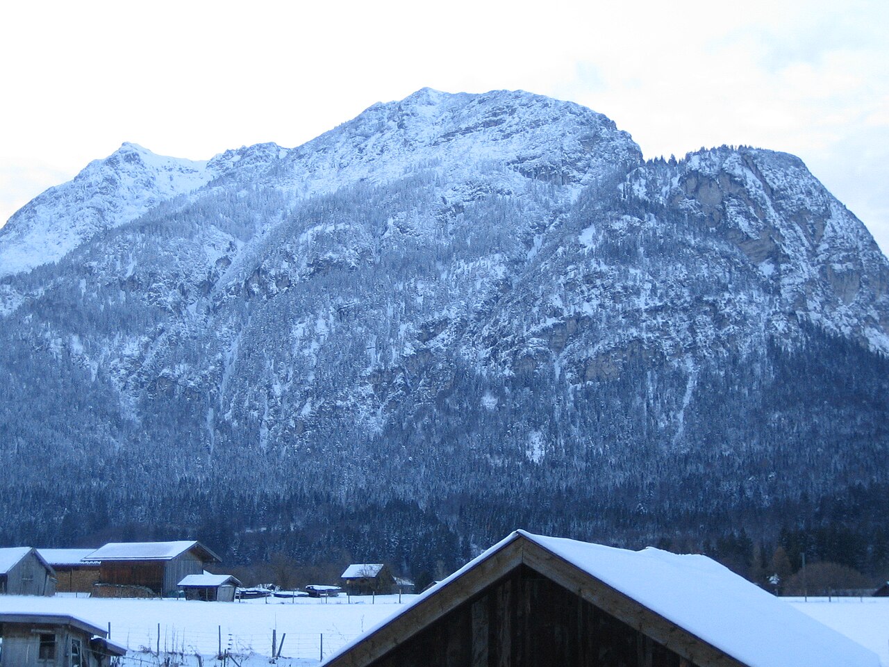Königsstand (right) in wintertime besides Kramerspitz (middle)