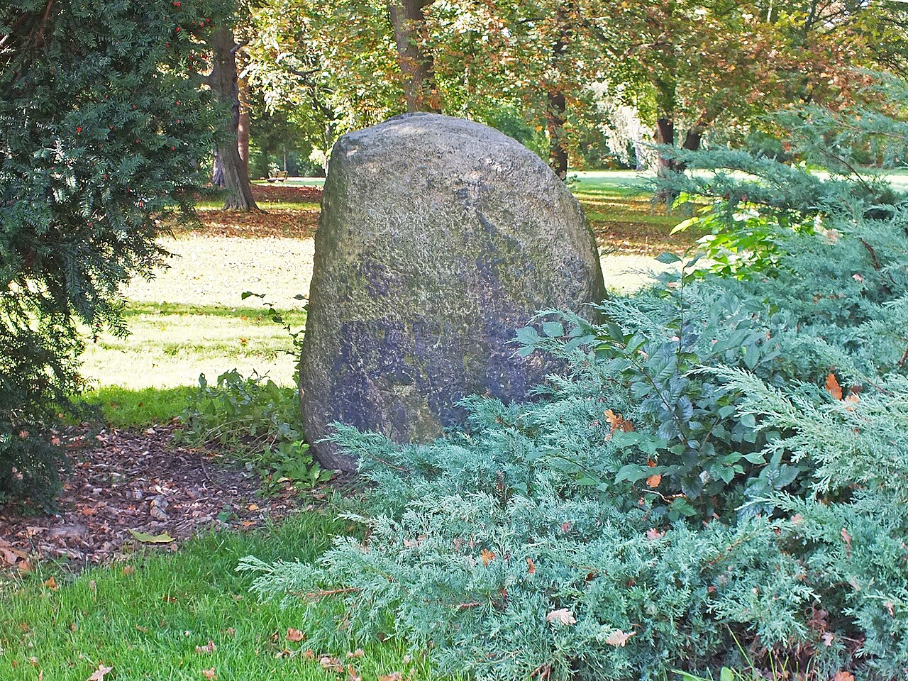 Der sogenannte Kolonialstein in den Grünanlagen am Völkerschlachtdenkmal in Leipzig