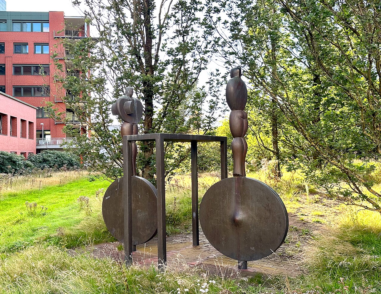 Bronzeskulptur "Kommunikation" von Georg Engst nördlich des Bürogebäudes Überseering 26, City Nord, Hamburg-Winterhude