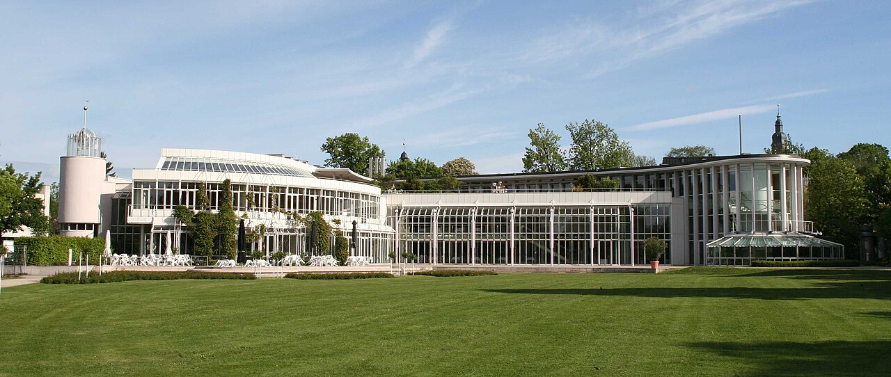 Kongresshaus in Coburg von Rosengarten aus gesehen Architekt:Busso von Busse