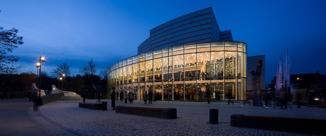 Konzerthalle Bamberg in der Dämmerung