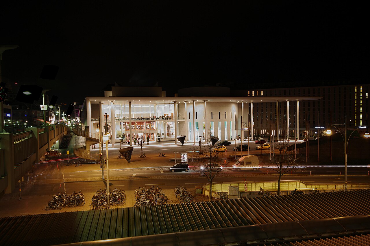 Konzerthaus Freiburg am Hauptbahnhof bei Nacht