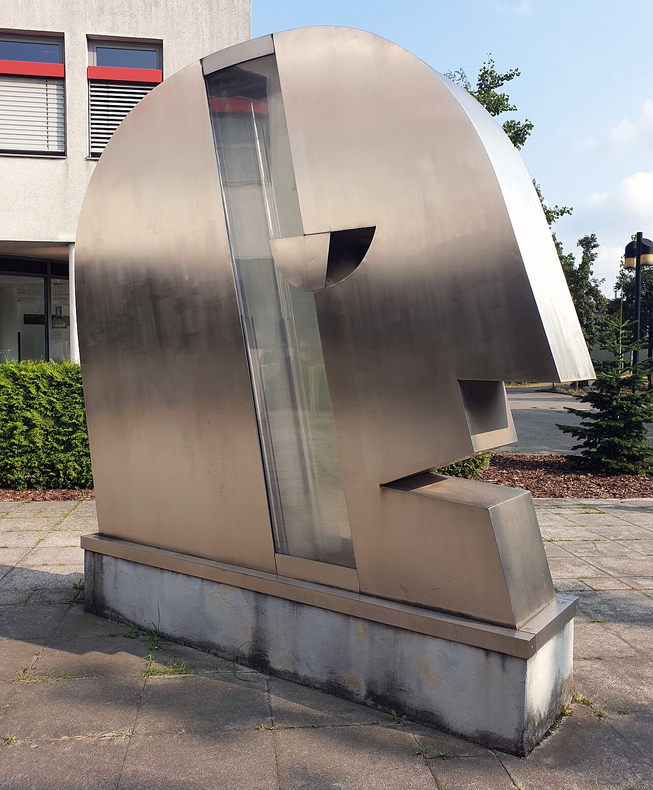 Sculpture, "'Kopf " by Rüdiger Roehl , 1997, Adlergestell 333, Berlin-Adlershof , Germany