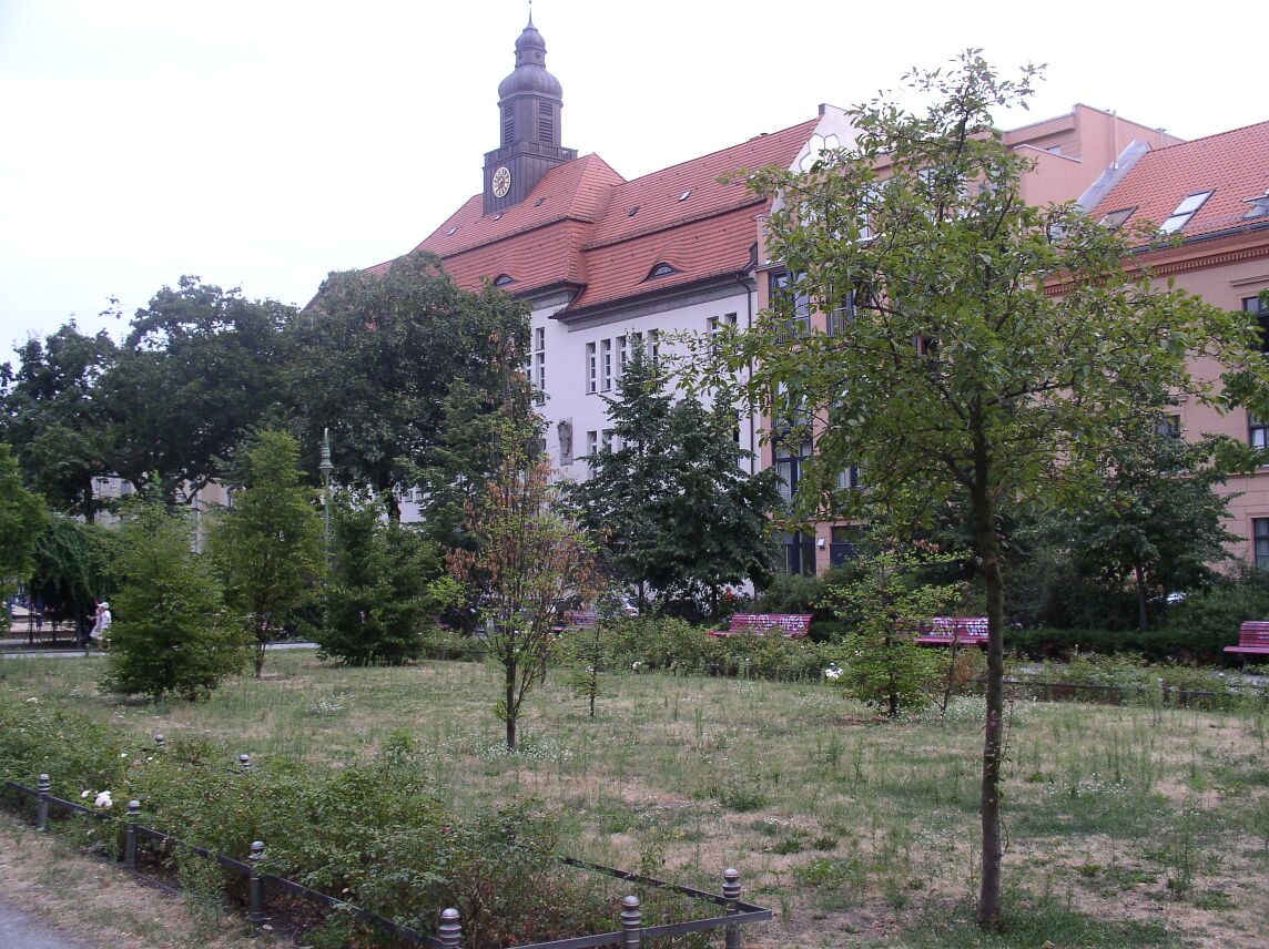 Koppenplatz in Berlin-Mitte, Park and School
