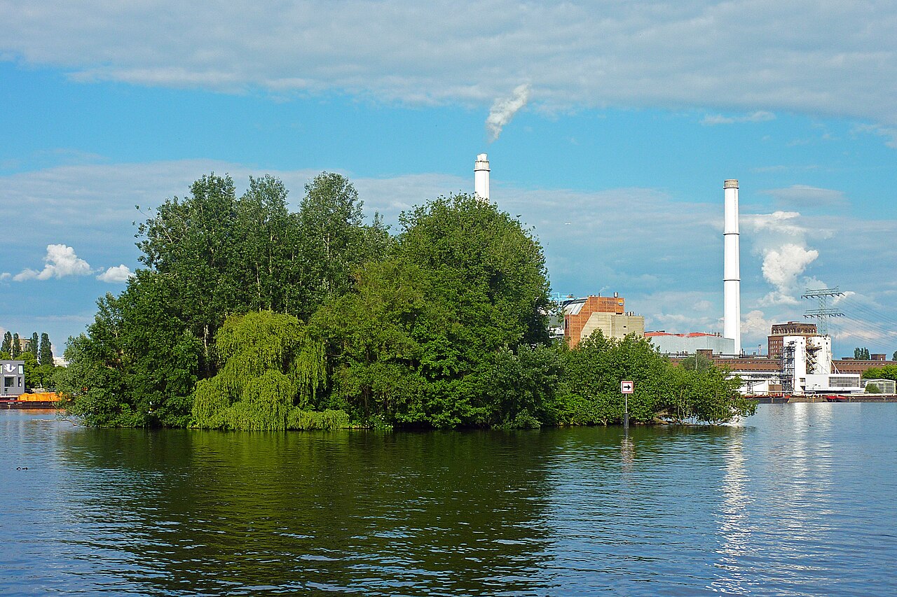 Insel Kratzbruch vor dem Kraftwerk Klingenberg, von der Spitze der Stralauer Halbinsel aus gesehen