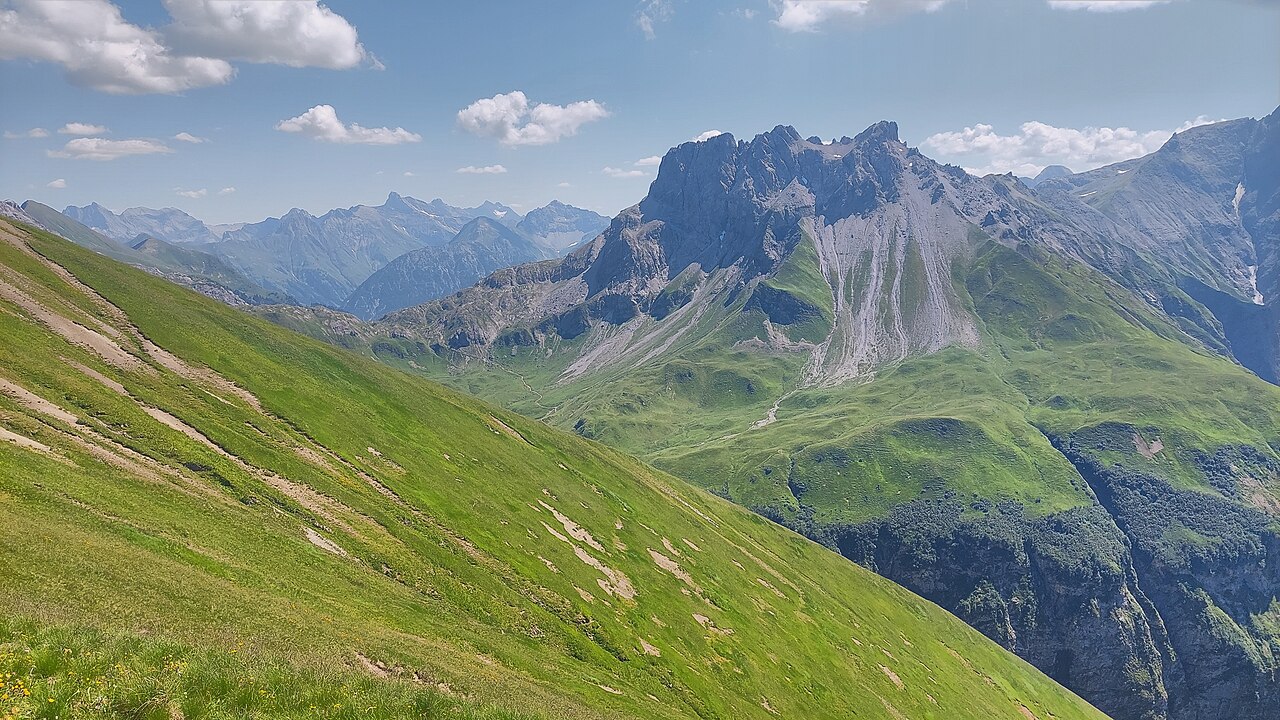 Peischelspitze and Griestaler Spitze in the Lechtal Alps and Mädelejoch and Kratzer in the Allgäu Alps, view from north