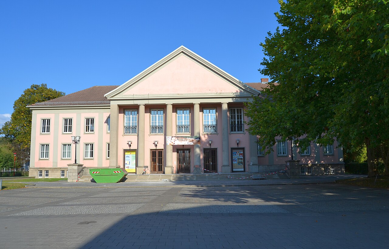 Kulturhaus „Erich Weinert“ in Seelow mit Vorplatz und parkartigen Außenanlagen einschließlich Trafohaus und OdF-Denkmal