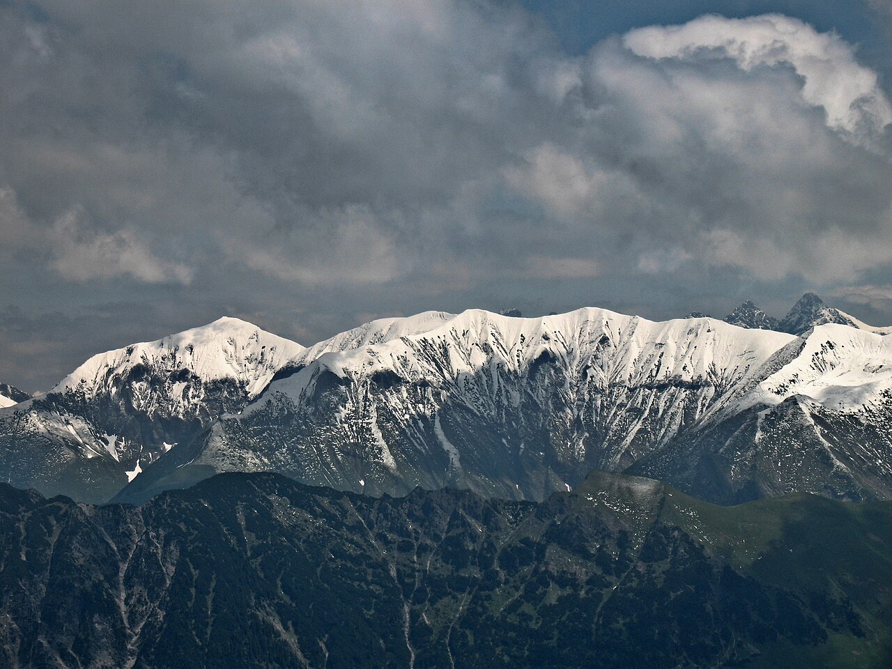 Blick aus dem Fellhorn-Gebiet nach Osten zum Rauheck- (2384 m) Kreuzeck- Kamm (2376 m)