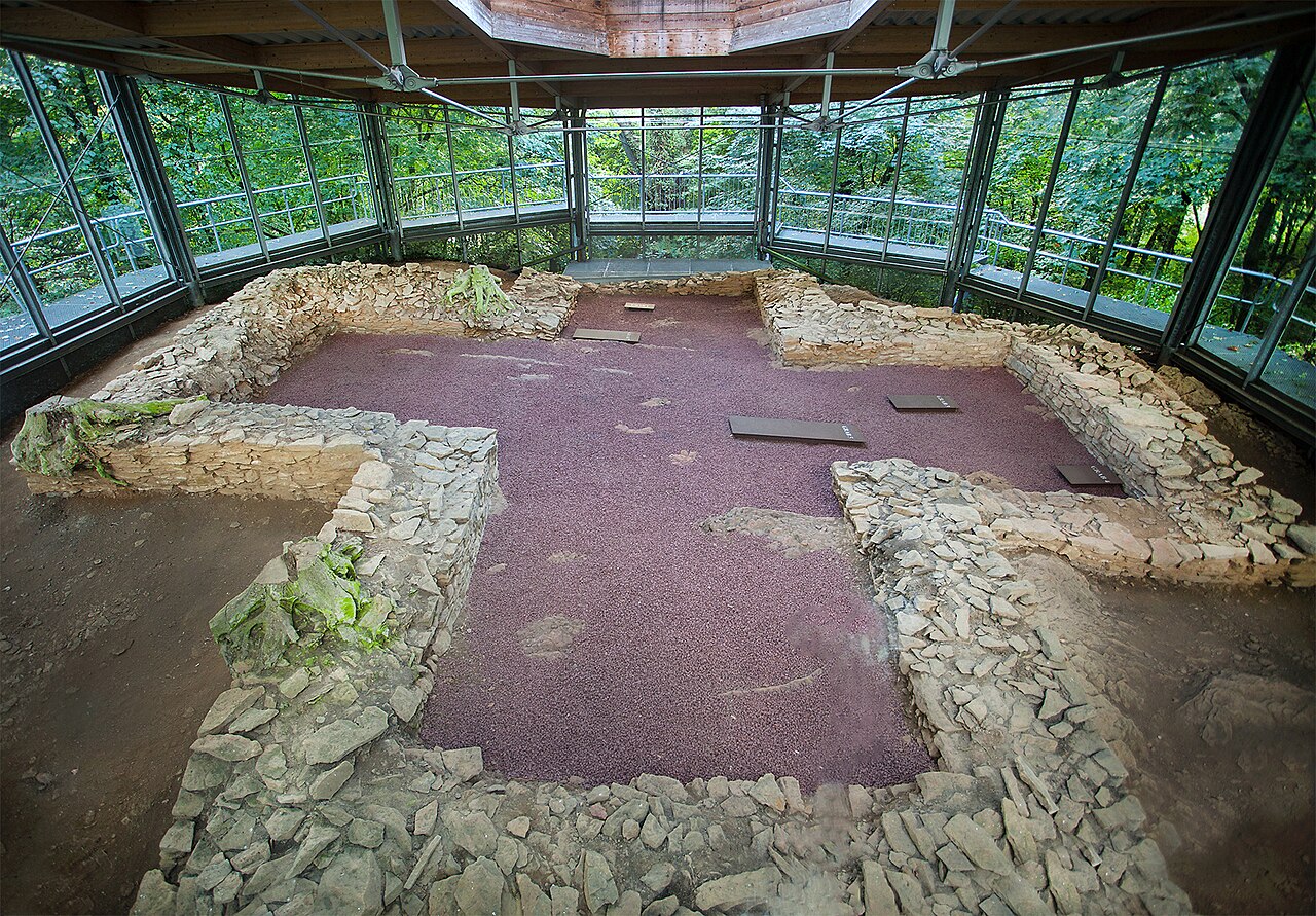 Die Reste der Kreuzkirche auf dem Wittekindsberg (Stadtgebiet Minden, nahe Porta Westfalica)
