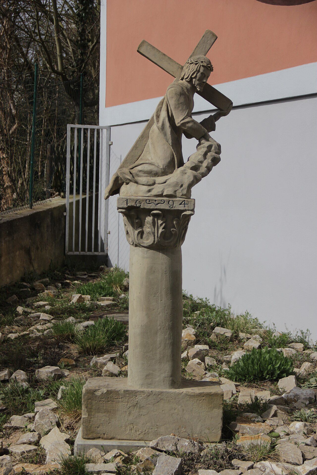 Kreuzschlepper, Figur des kreuztragenden Christus auf Knien, über Säule, Sandstein, bez
