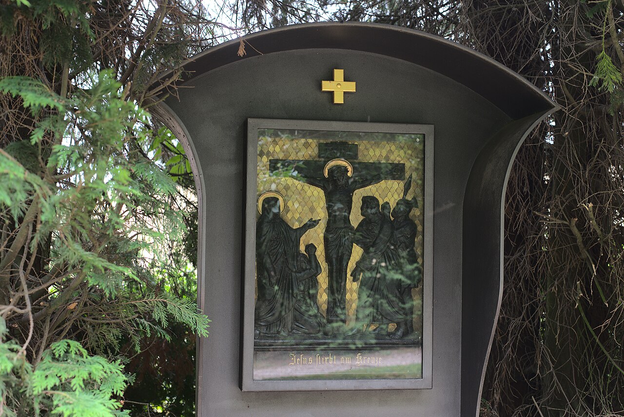 Eine Station des Kreuzwegs an der Vogelbornkapelle