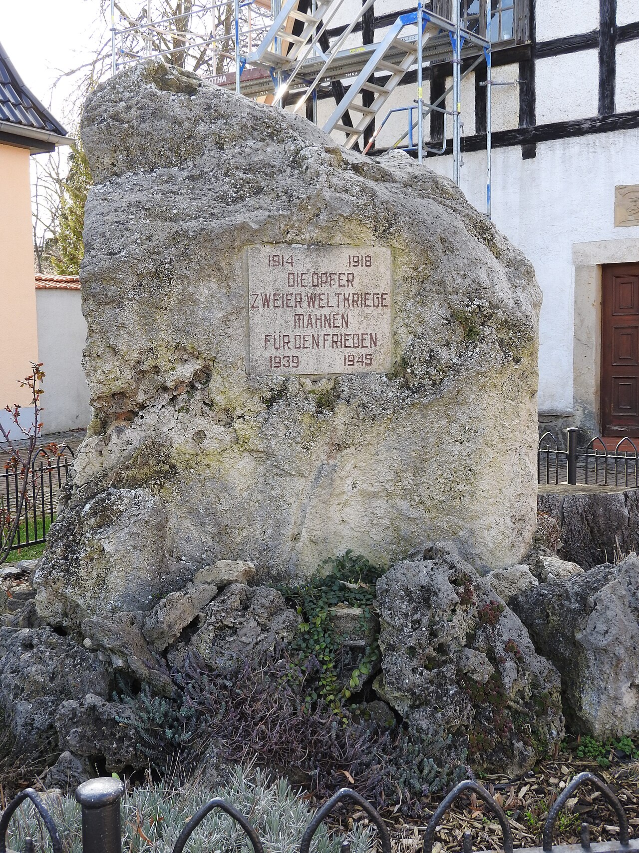 Gedenkstein an der Gottesackerkirche auf dem Friedhof Gräfentonna in Thüringen