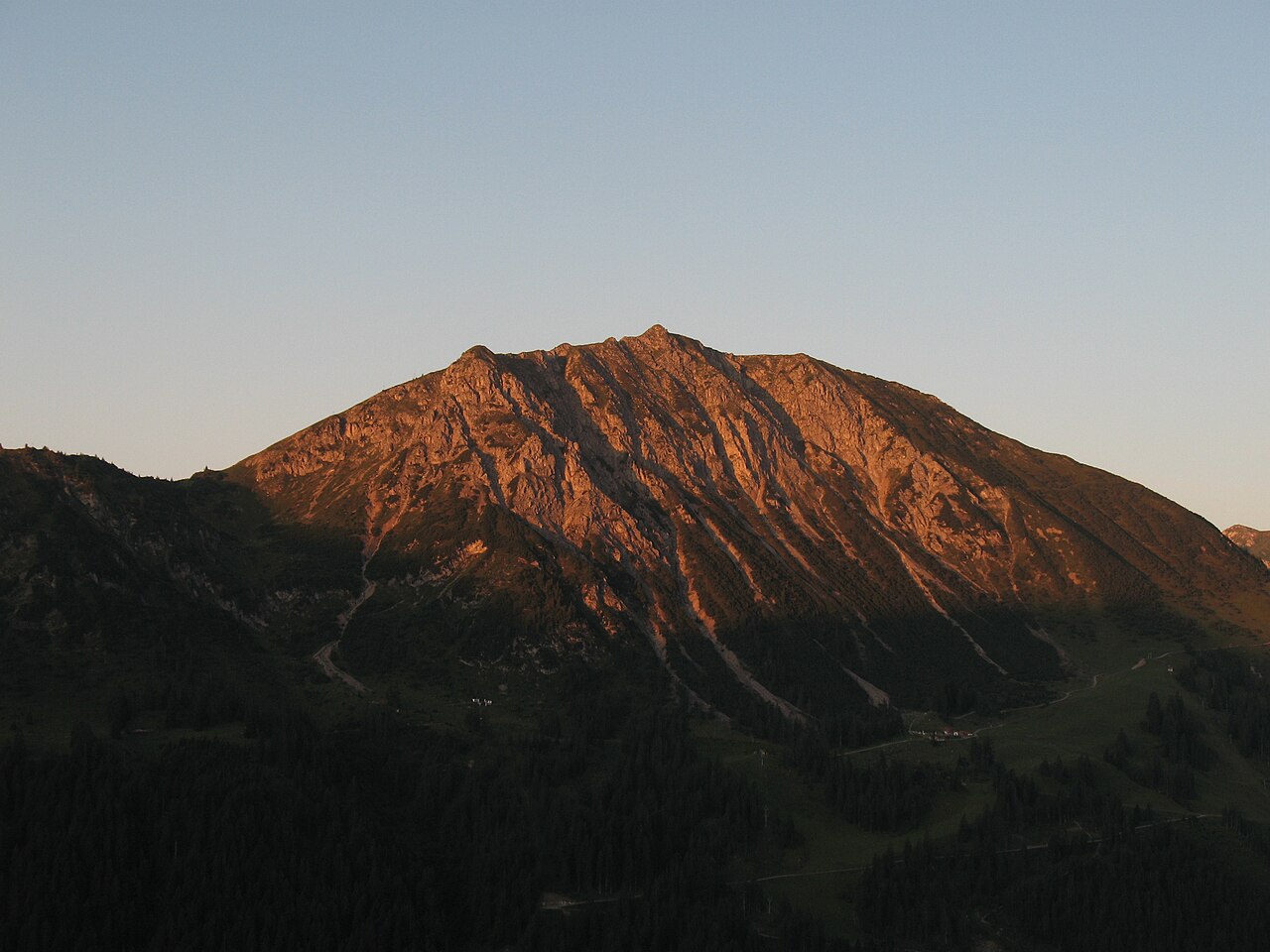 Blick vom Aufstieg zum Gimpelhaus nach Süden auf den Sonnenaufgang an der Krinnenspitze (2000 m)