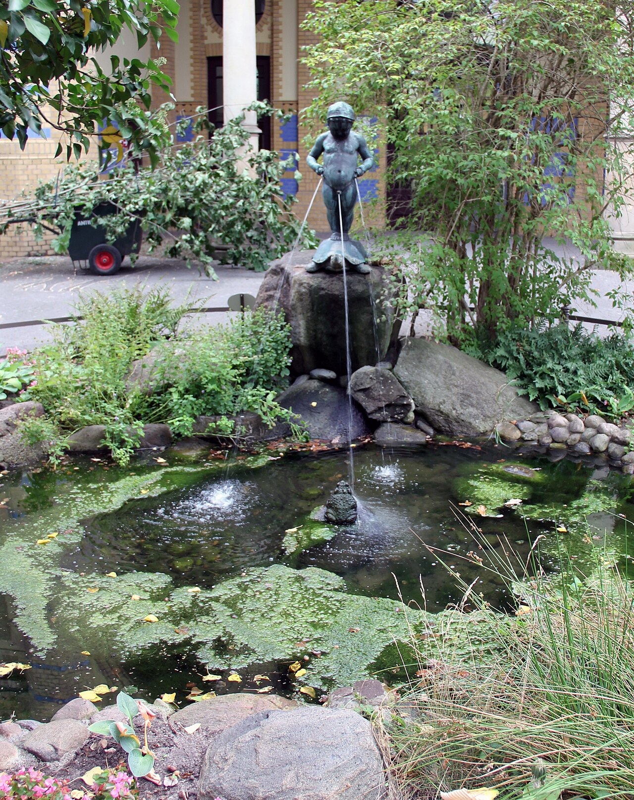 Fountain, " Krötenbüblein " by Georg Roch , 1927, Hardenbergplatz 8, Berlin-Tiergarten , Germany