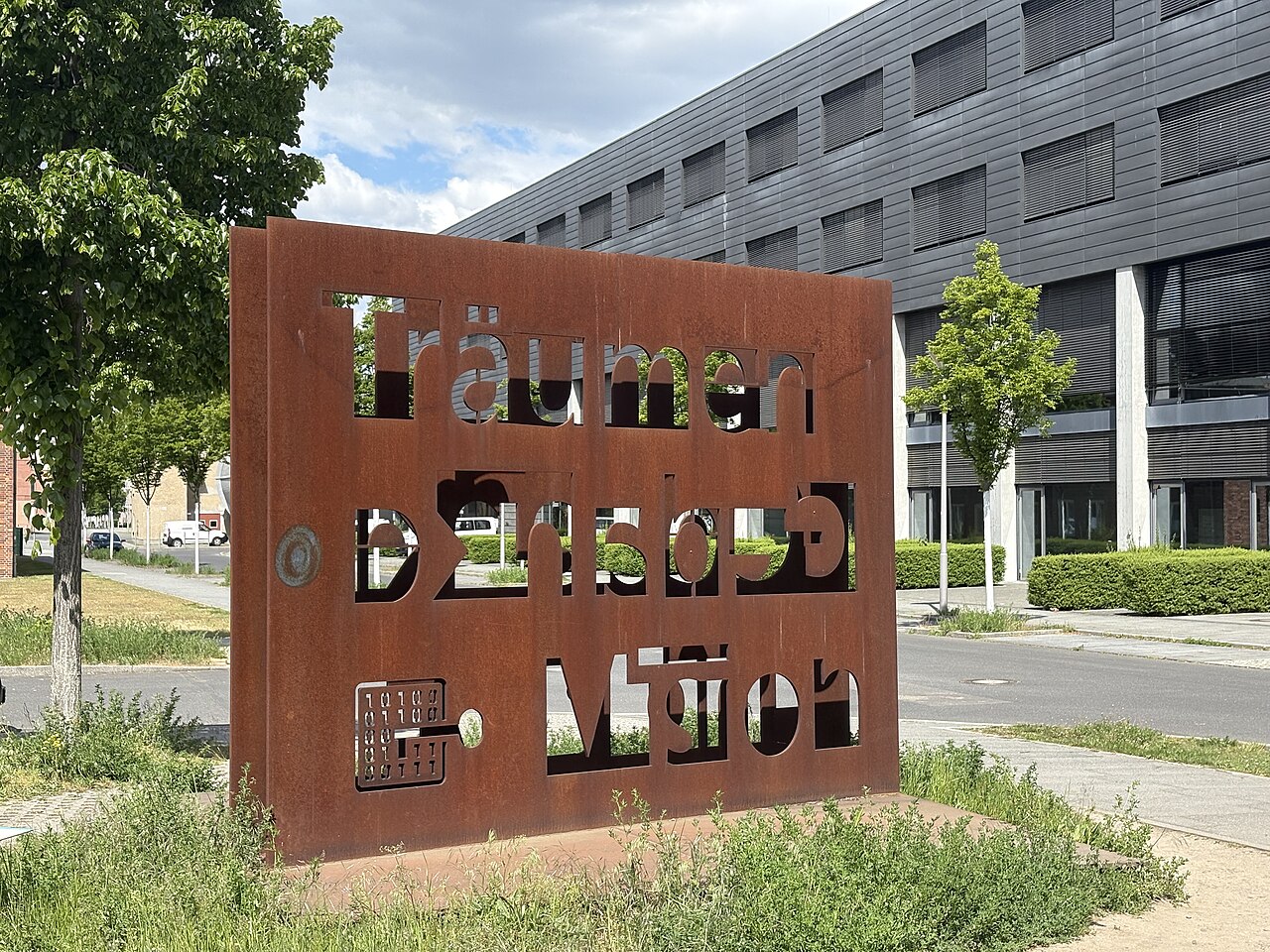 Metallskulptur „Kryptographisches Experiment“ in Berlin-Adlershof