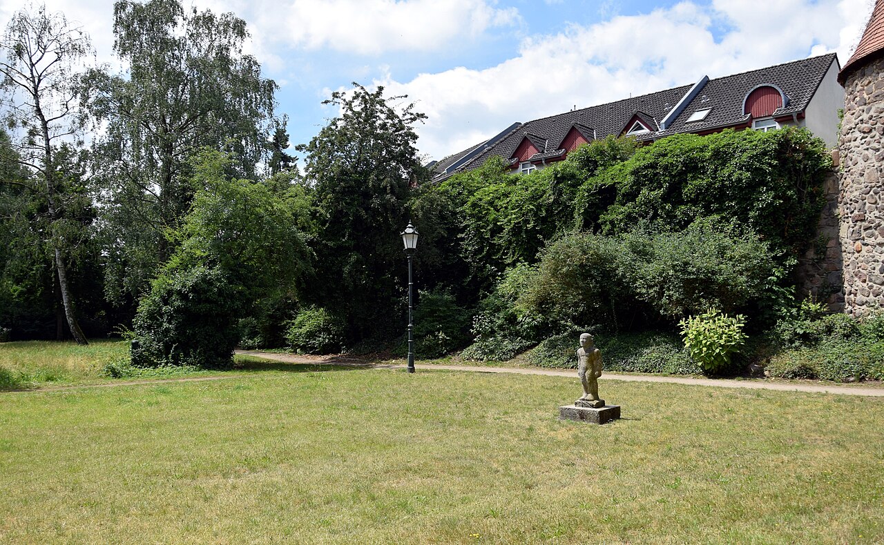 Sculpture "Im Werden" by Emerita Pansowova in the Külz-Park in Bernau bei Berlin, Brandenburg, Deutschland