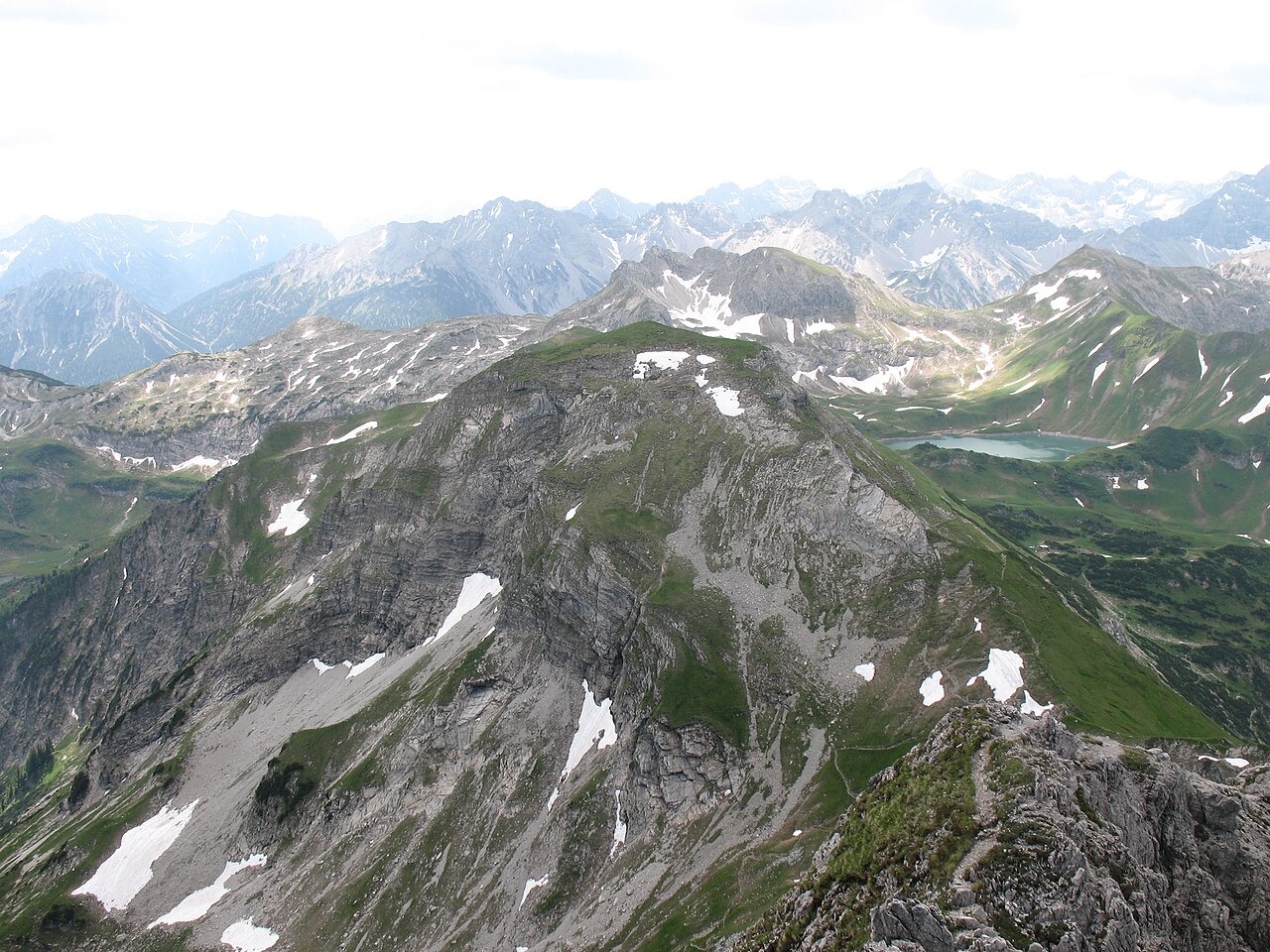 Blick vom Rauhhorn auf das Kugelhorn (2126 m) auf die Kälbelespitze (2135 m) und den Schrecksee (1813 m)