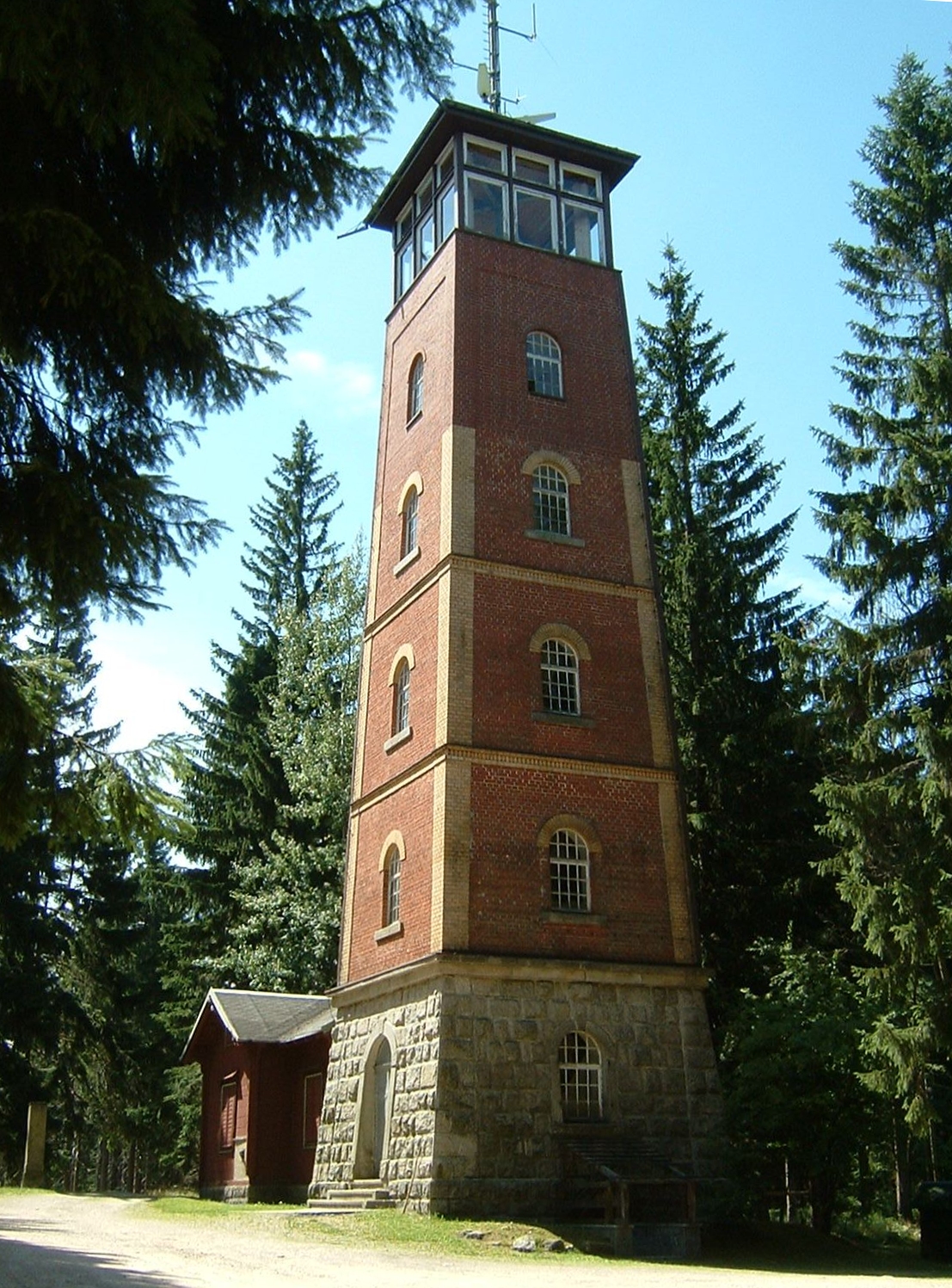 Kuhberg (Stützengrün) (795m), Aussichtsturm und dahinter Blockhaus, beide aus dem Jahr 1894