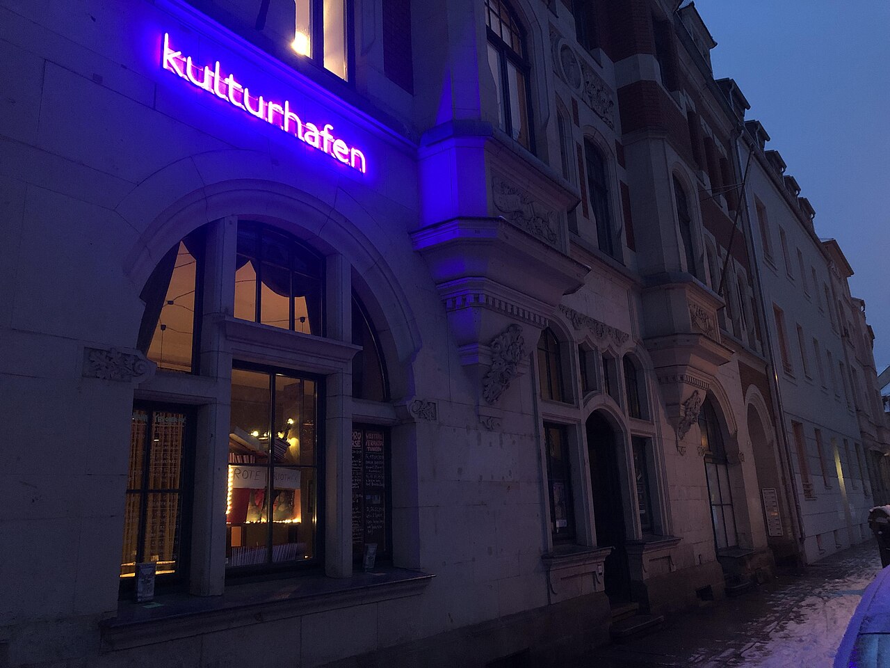 Der Eingangsbereich des Kulturhafen Dresden mit leuchtendem Schriftzug