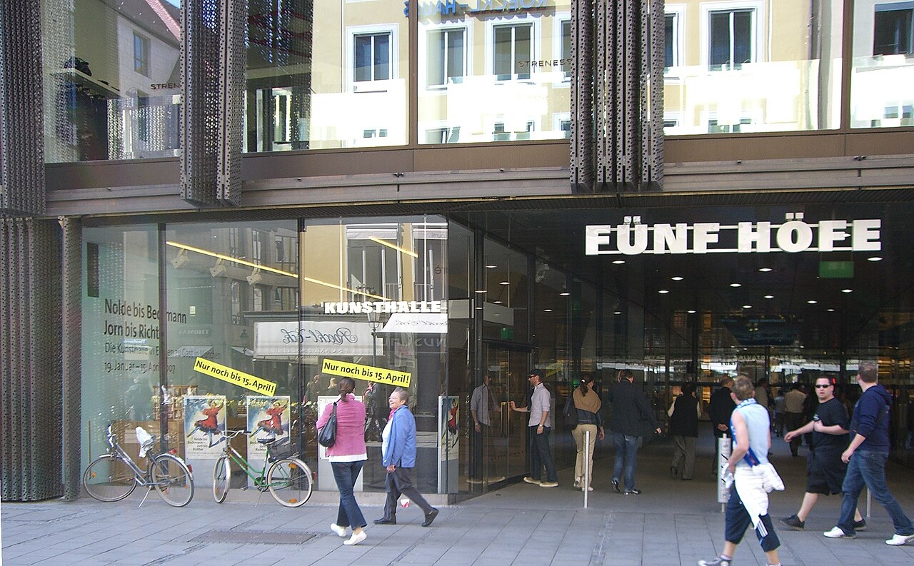 München - Die Kunsthalle München direkt im Eingang zu den Fünf Höfen von der Theatinerstraße