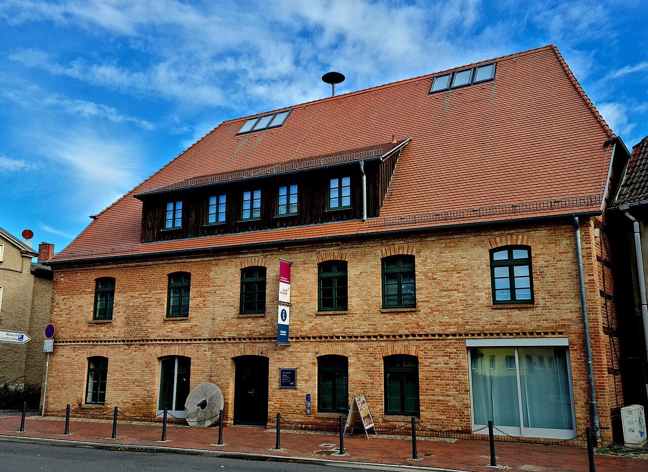 Das Kunstmuseum Schwaan in der ehemaligen Wassermühle des Ortes - aufgenommen im September 2022