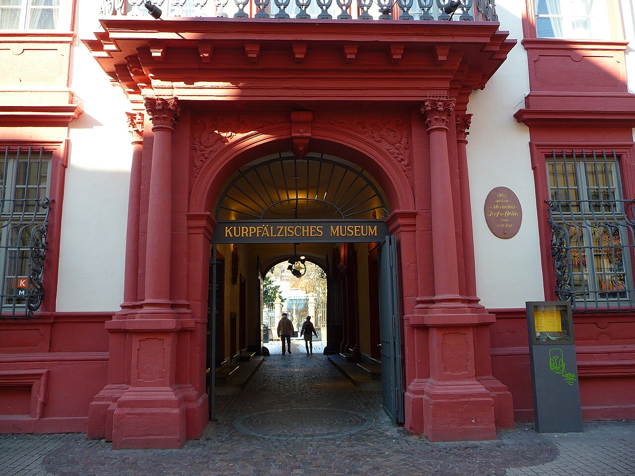 Haupteingang des Kurpfälzischen Museums in der Fußgängerzone der Heidelberger Altstadt (Baden-Württemberg, Deutschland)