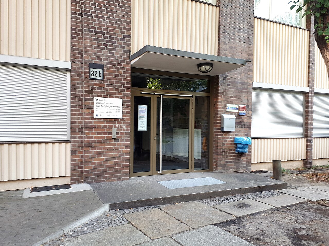 Moabit Rostocker Straße Stadtschloss Moabit Eingang zur Kurt-Tucholsky-Bibliothek
