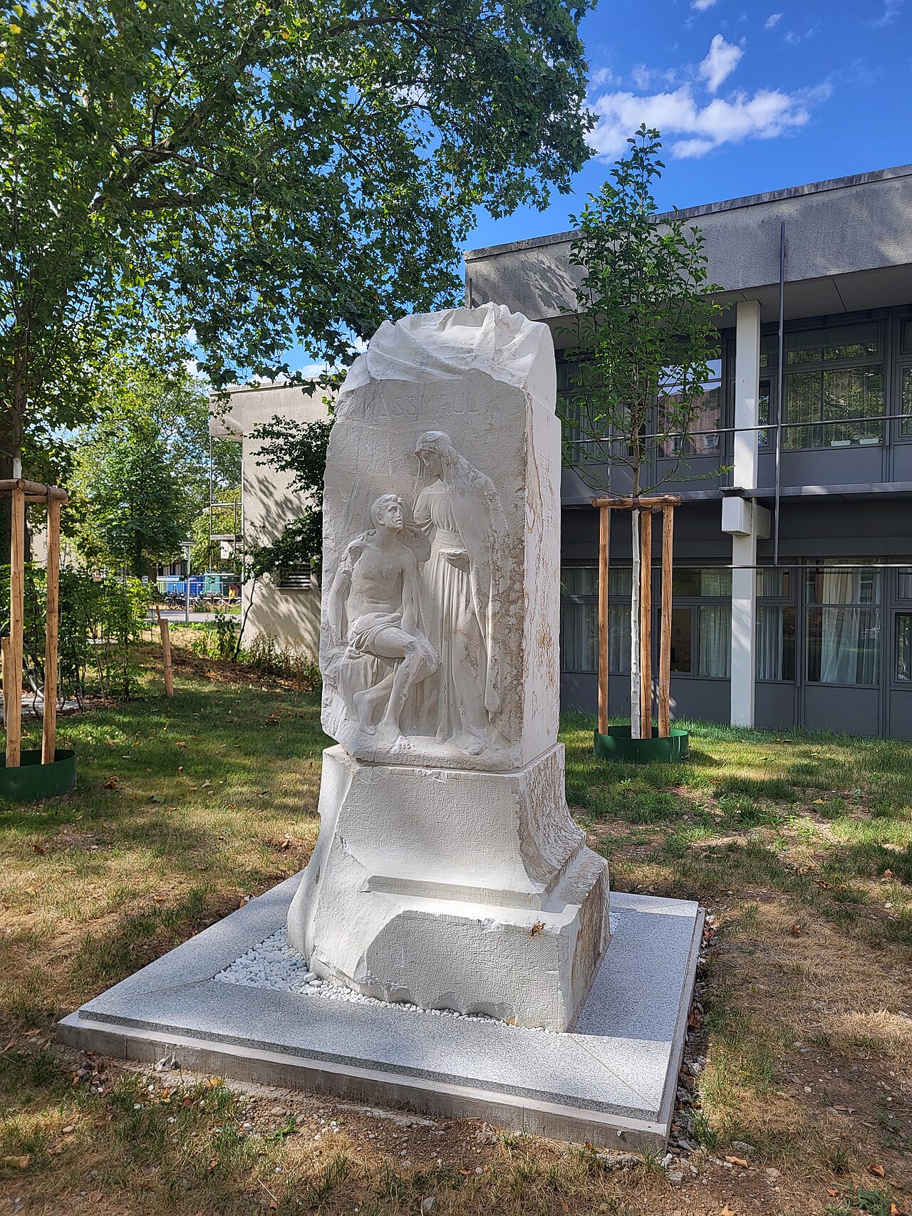 Büste von Adolf Kußmaul, gefertigt vom Bildhauer Hermann Volz, auf dem Geländer des Universitätsklinikums Freiburg