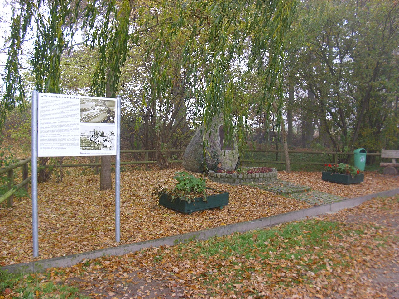 Gedenkstein am Fuchsmoorweg in Norderstedt-Glashütte zur Erinnerung an das KZ Wittmoor
