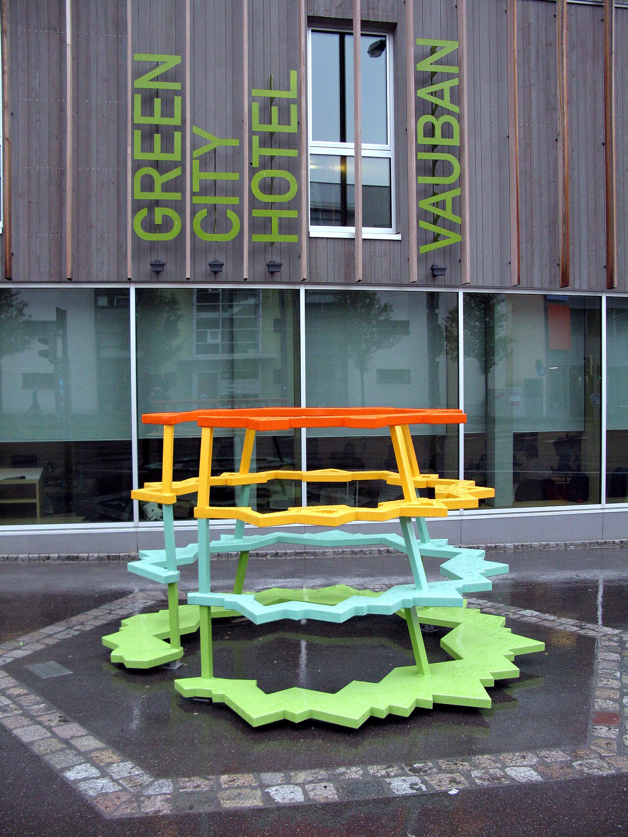 Pascal Häusermann: L'art de la guerre, 2012, Plastik vor dem Green City Hotel in Freiburg-Vauban