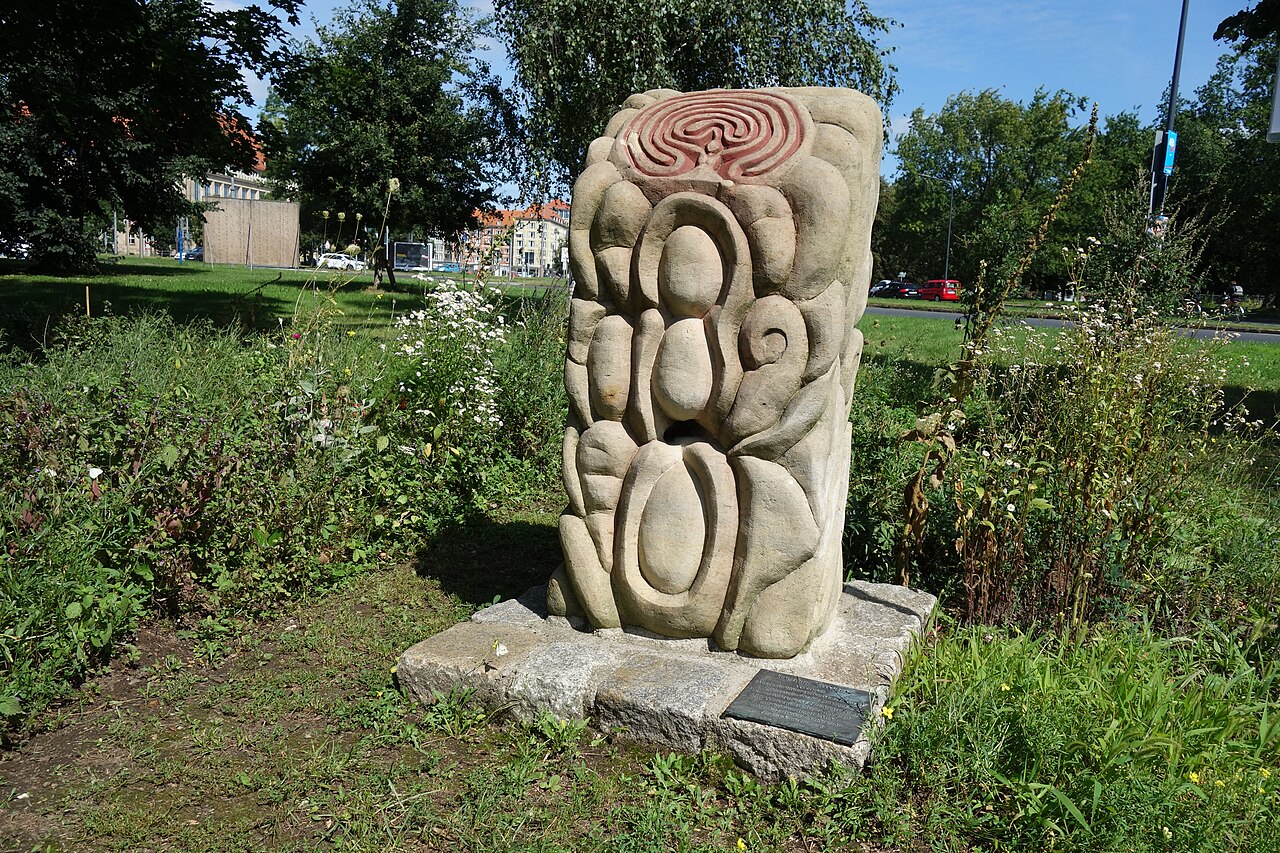 Dresden, Denkmal Labyrinth - Lebensweg von der Bildhauerin Agnes-Christina Barmettler aus der Schweiz