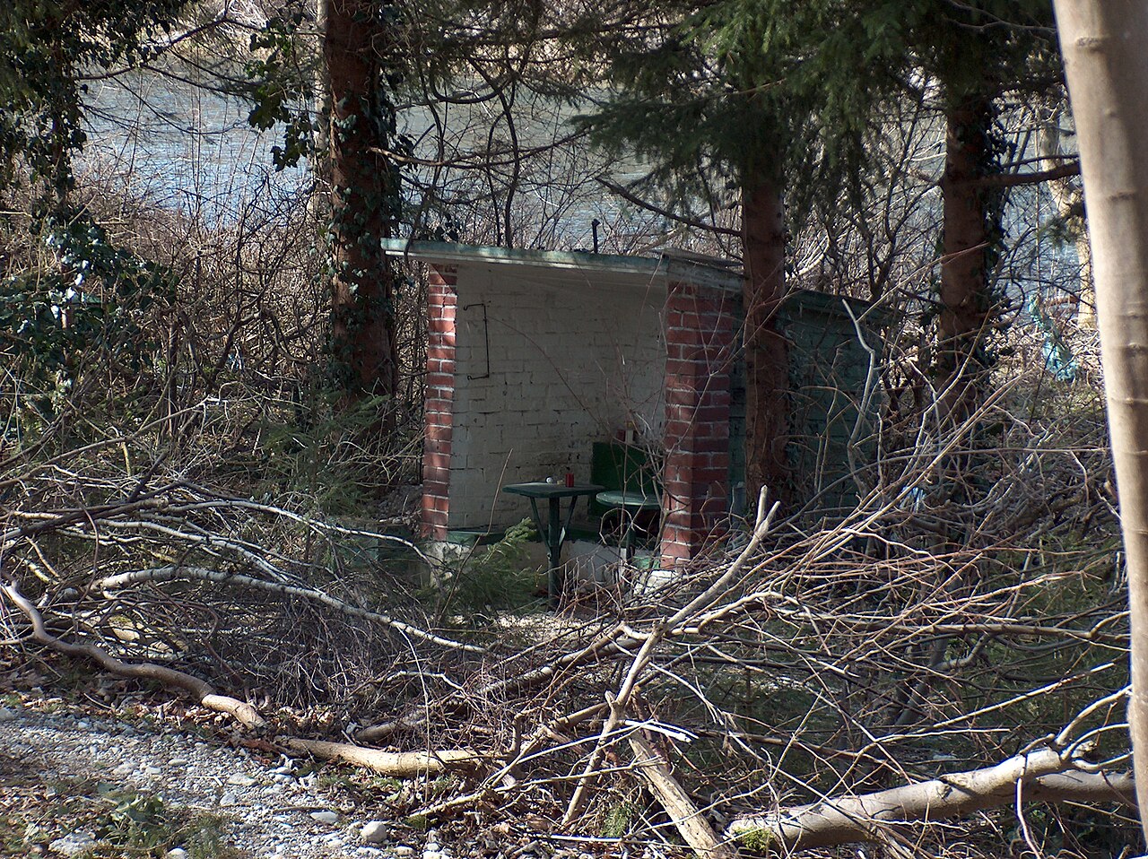 Eine kleine Ziegelsteinhütte an der Isar in den Isarauen Unterföhring im Jahr 2007