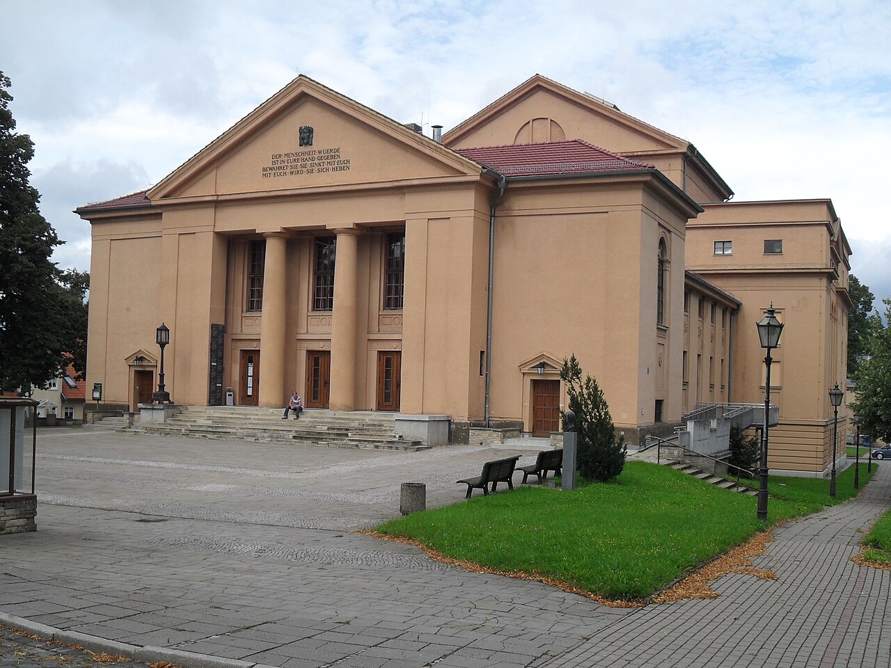 Das Landestheater Neustrelitz wird als Mehrspartenhaus betrieben und bietet im "Großen Haus" 400 Zuschauern Platz
