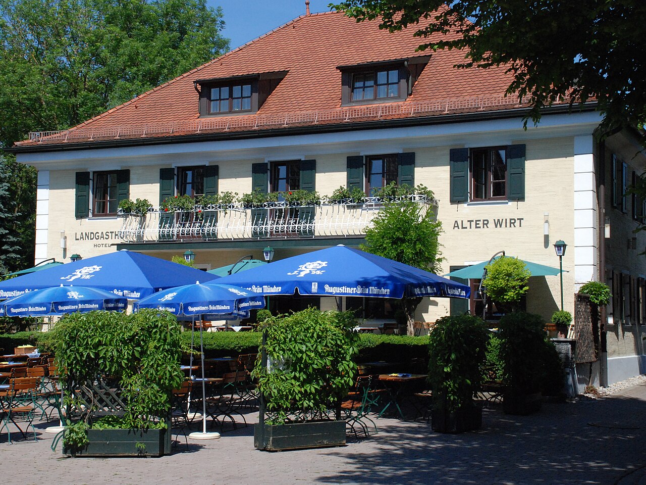 Denkmalgeschützter Gasthof Alter Wirt in Unterschleißheim, Landkreis München (Bayerische Denkmalliste D-1-84-149-2)