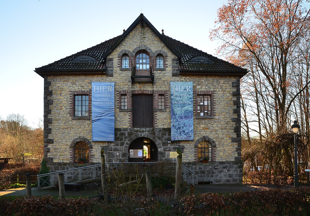 Altes Mühlengebäude wird heute als Landschaftsinformationszentrum für Wasser und Wald genutzt