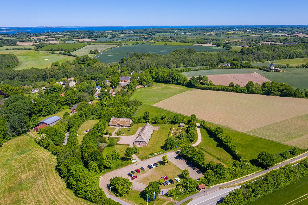 Blick über das Landschaftsmuseum Angeln in Unewatt inmitten der für Angeln typischen Knicklandschaft