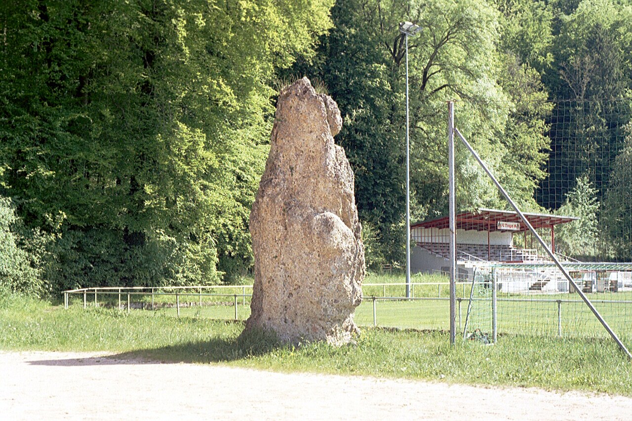 Landkreis Waldshut – Menhir beim Sportplatz Tiengen an der Wutach