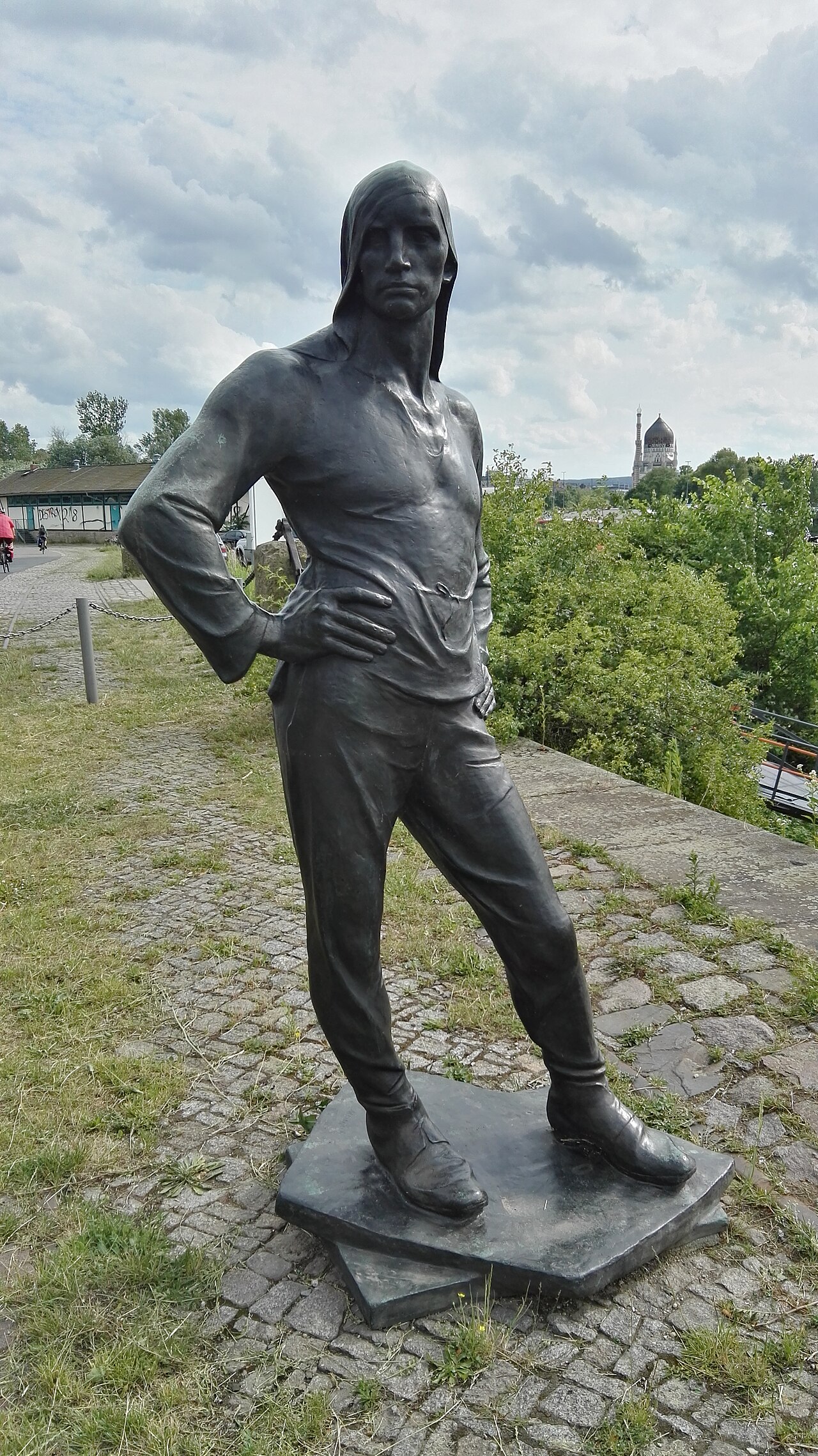 Plastik "Der Lastenträger" von Constantin Meunier aufgestellt im Neustädter Hafen in Dresden