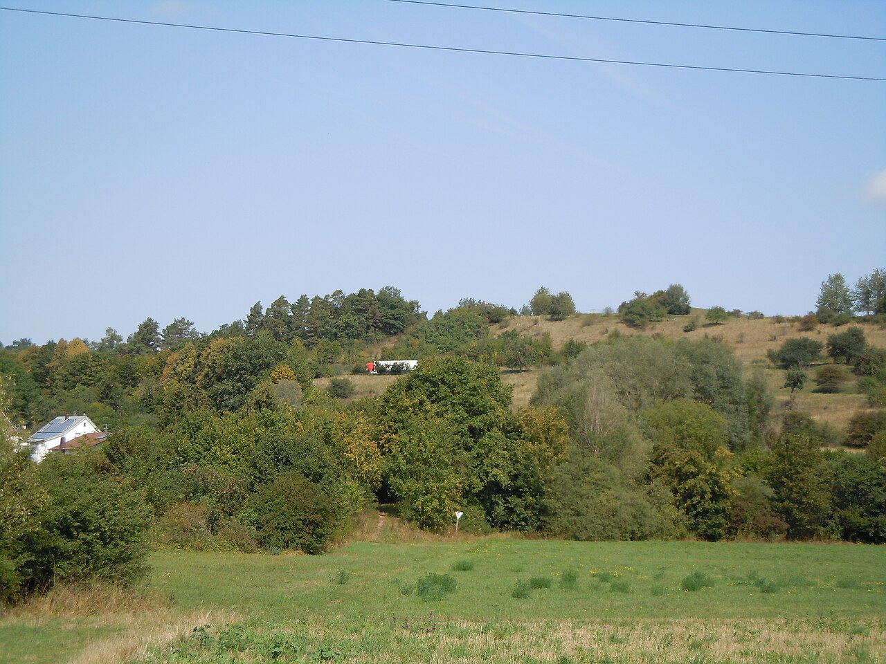 Die Landesstraße 410 trennt das Naturschutzgebiet "Lauchhalde" (Schutzgebiets-Nr
