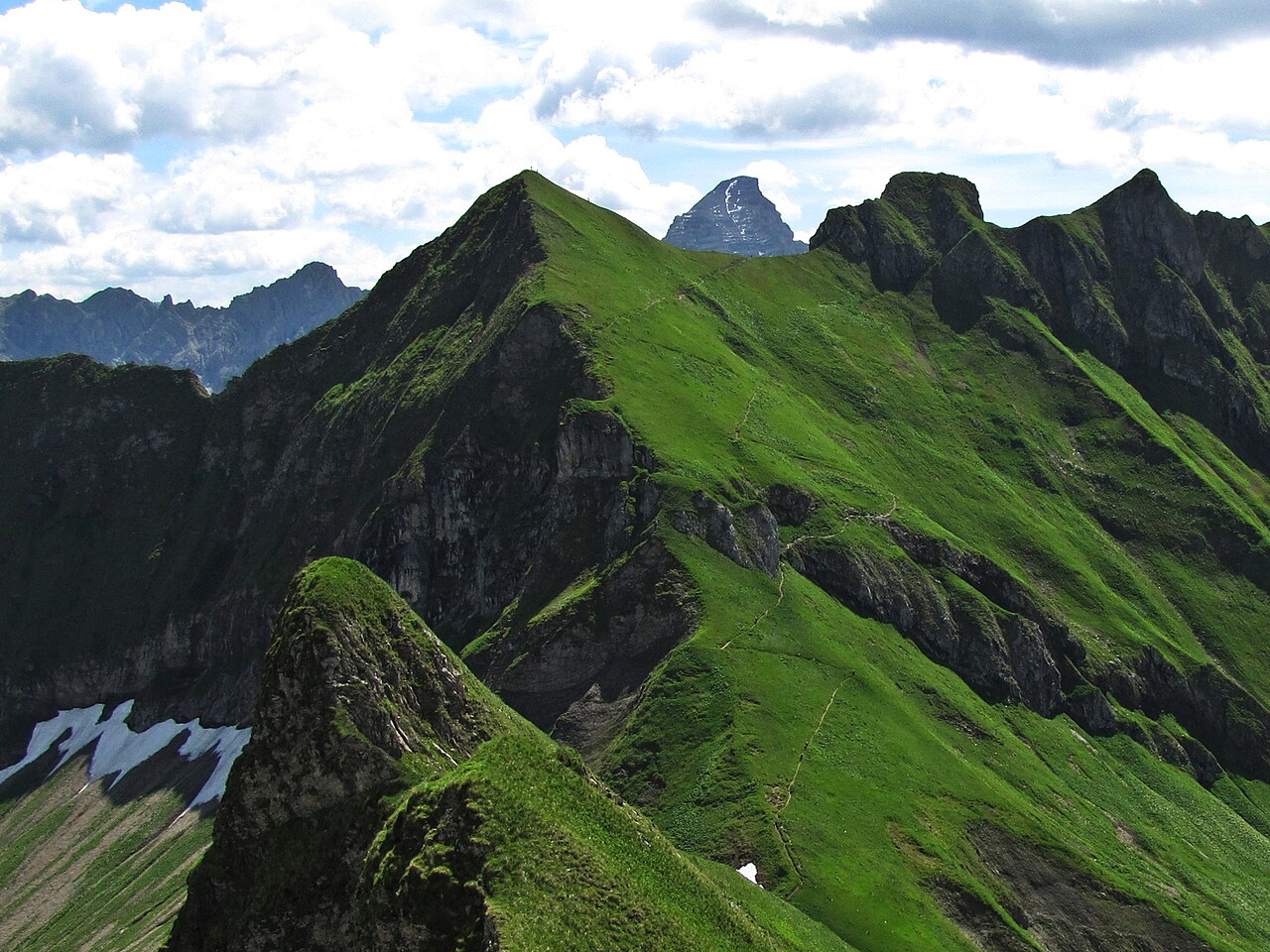 Blick vom Lachenkopf nach Osten zum Laufbacher Eck (2178 m) und Rotkopf (2194 m)