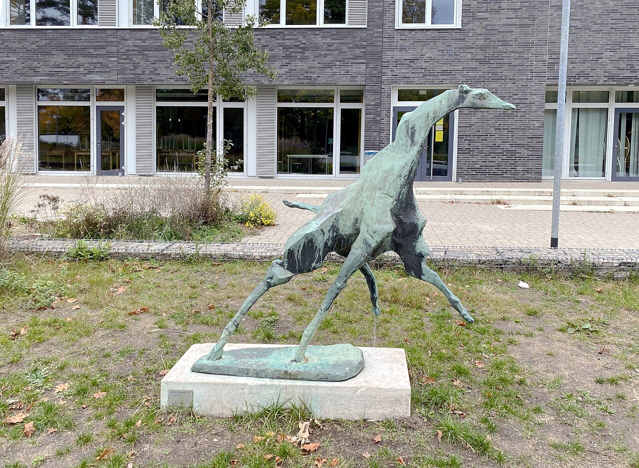 Laufende Giraffe von Hans Martin Ruwoldt vor dem Gymnasium Rahlstedt