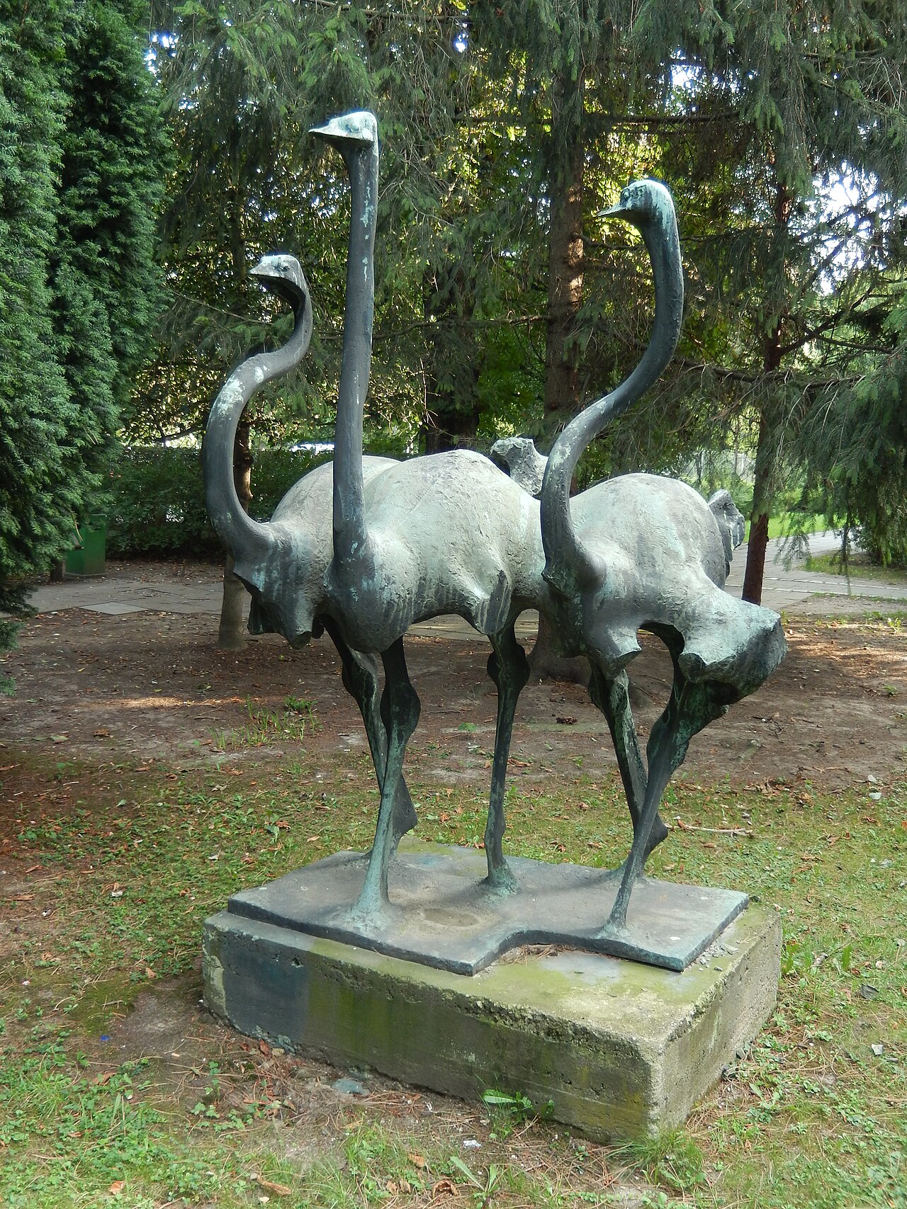 Dresden, Comenius Straße 68, Laufvogelgruppe vom Dresdner Bildhauer Wolfram Hesse