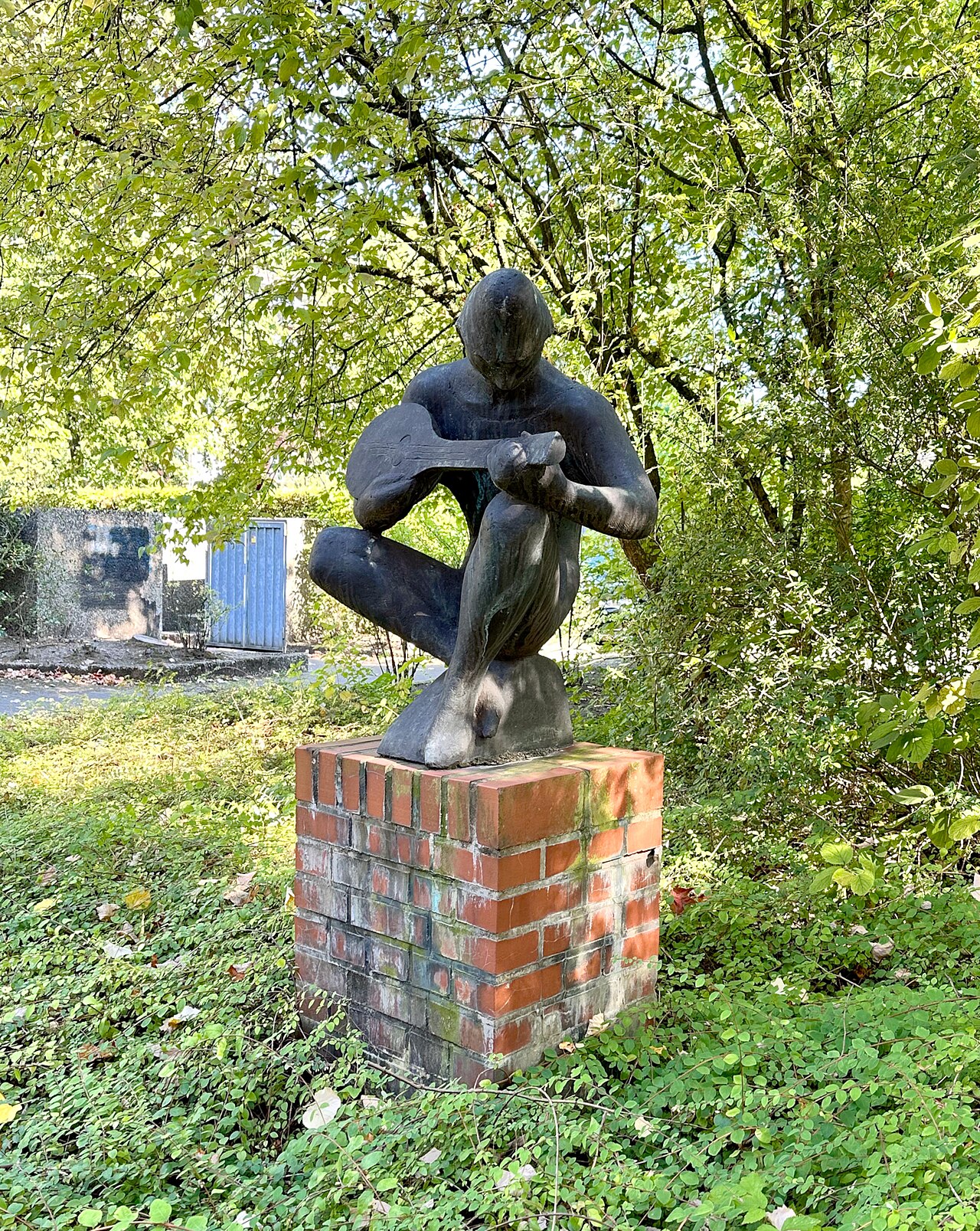 Bronzeplastik "Lautenspieler" von Karl Heinz Engelin , Ausschläger Allee 48, Hamburg-Rothenburgsort