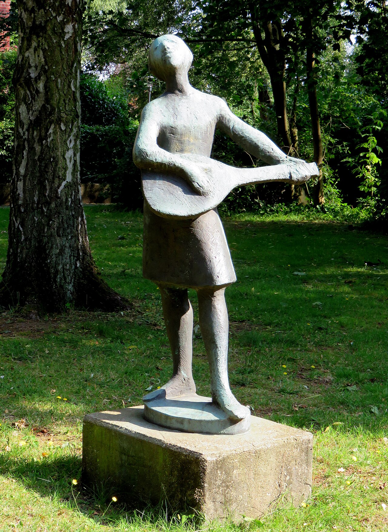 Bronze-Skulptur Lautenspielerin (1979) von Karl Heinz Engelin , Grönländer Damm 12a in Meiendorf