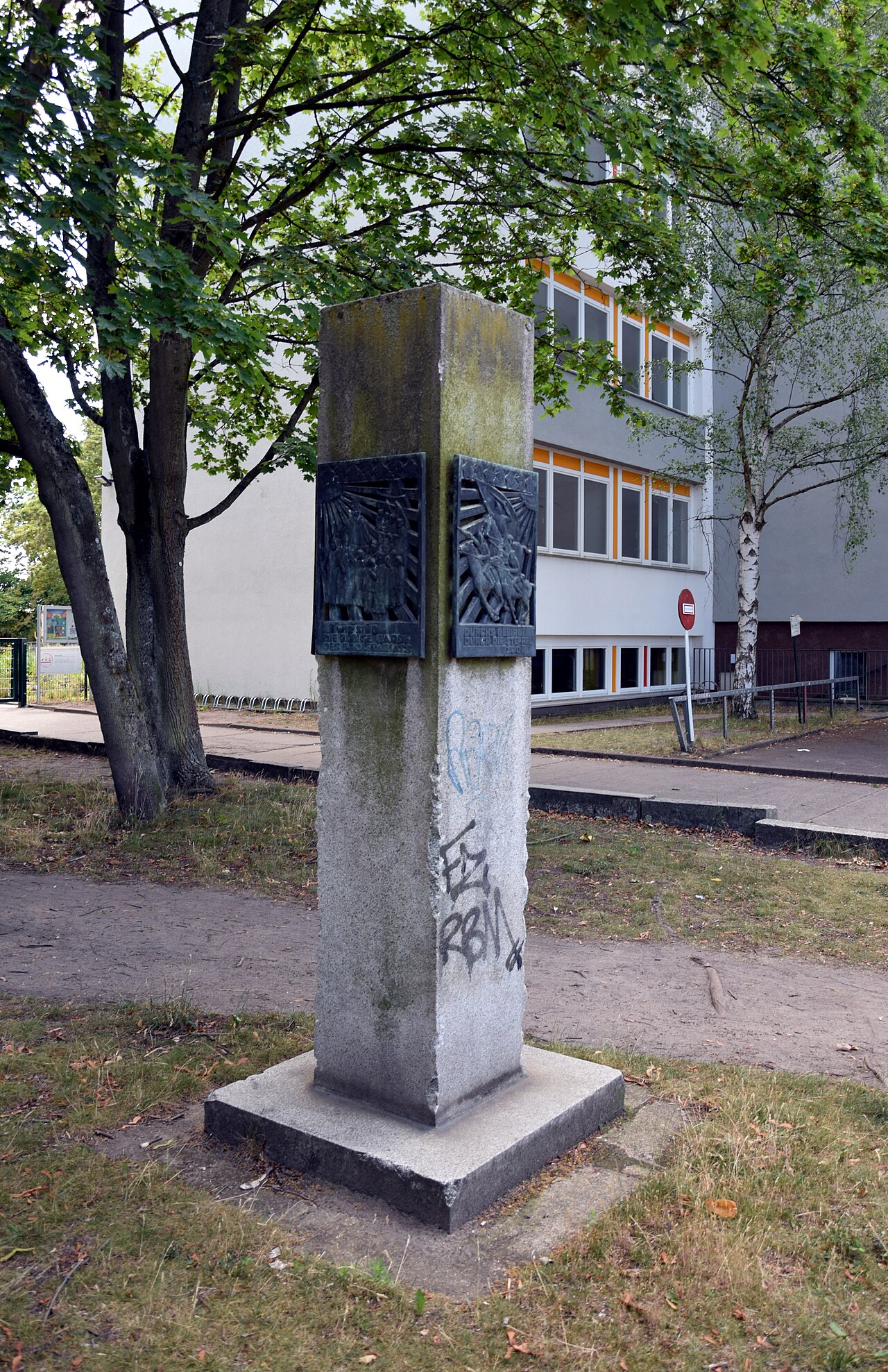 Sculpture "Life" by Heinz Worner in Berlin, Germany (Hartriegelstraße)